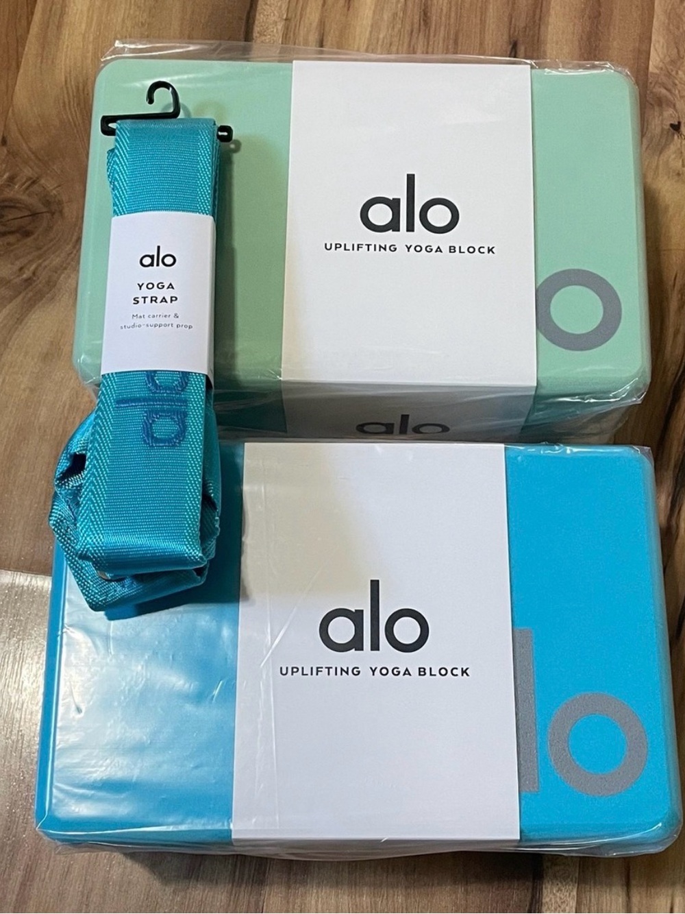 ALO Yoga Mint & Turquoise Uplifting Yoga Blocks with Matching Strap